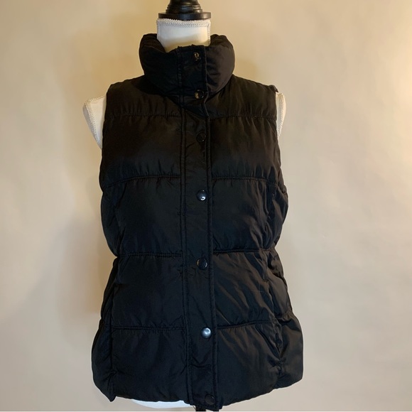 Old Navy Black Puffer Vest with Pockets Size Medium - Picture 2 of 16
